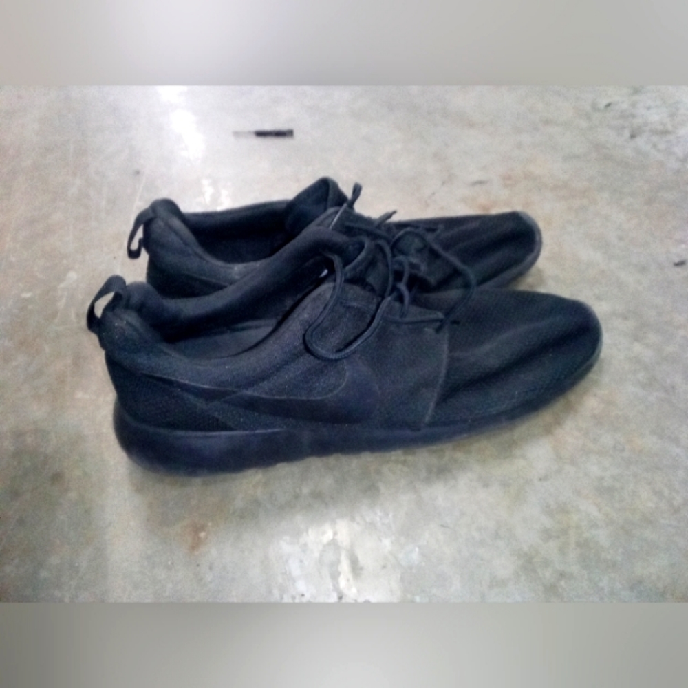 Nike triple black Roshe run shoes Size 13
